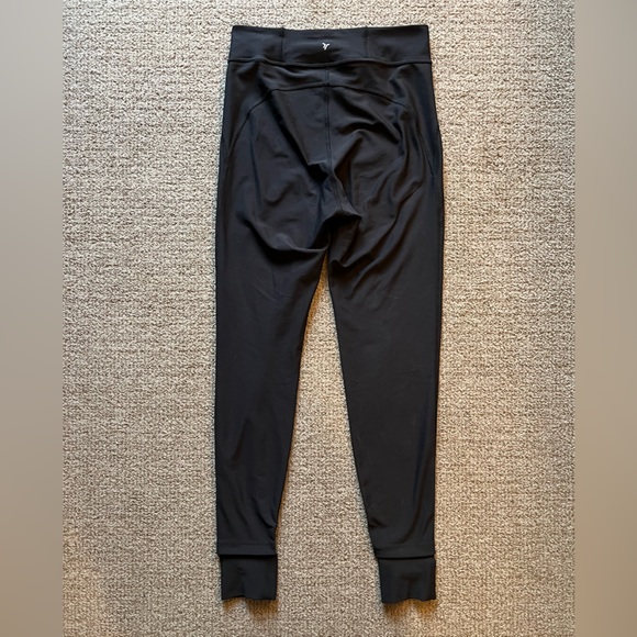 High Rise Yoga Leggings with Stirrups - Picture 3 of 4